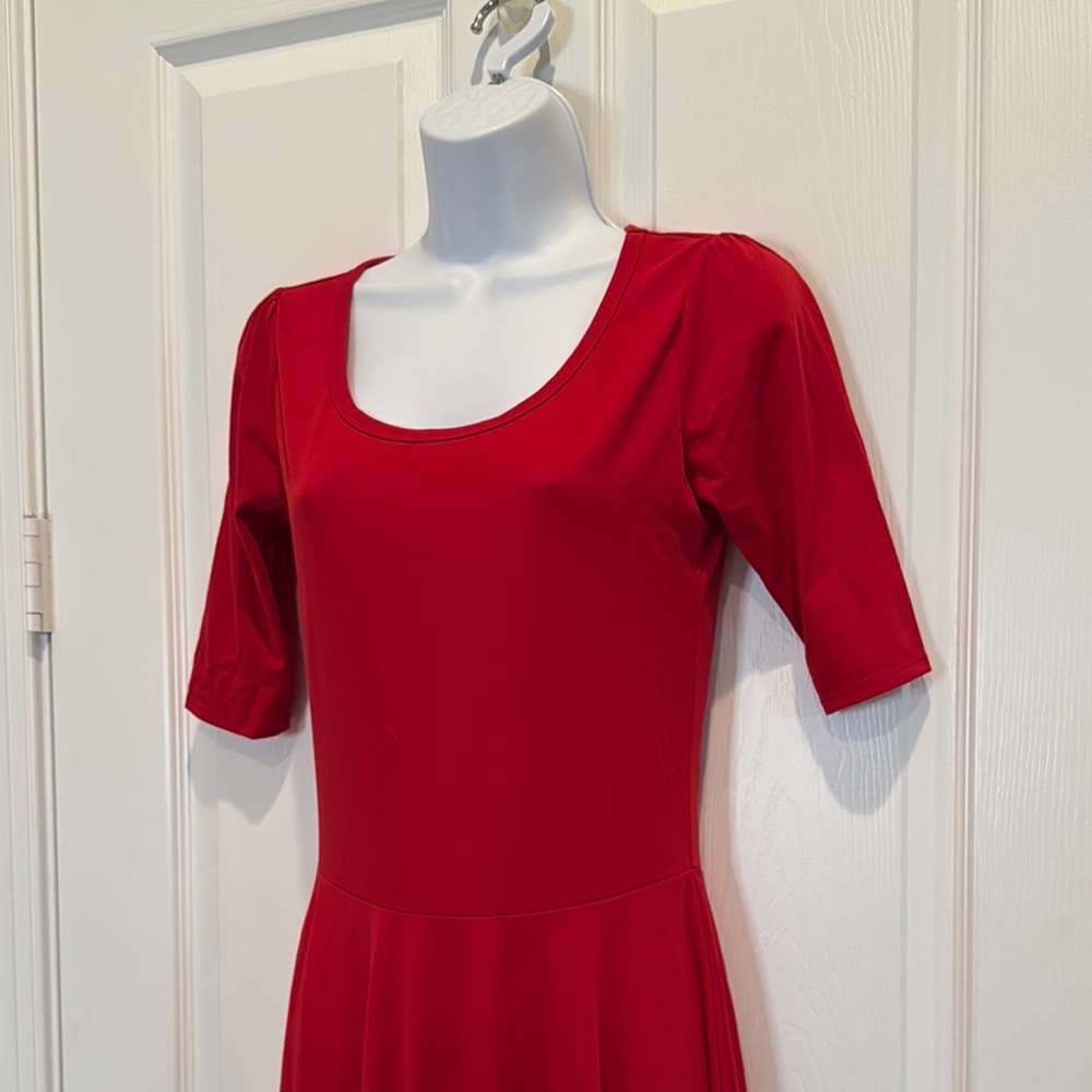 Elegant Red Dress - Picture 4 of 9